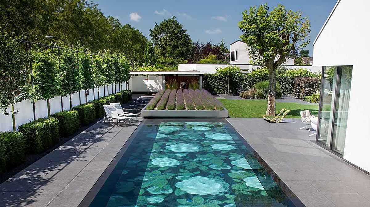 Schwimmbecken mit fahrbarem Deck und Blumenmosaik am Beckenboden.