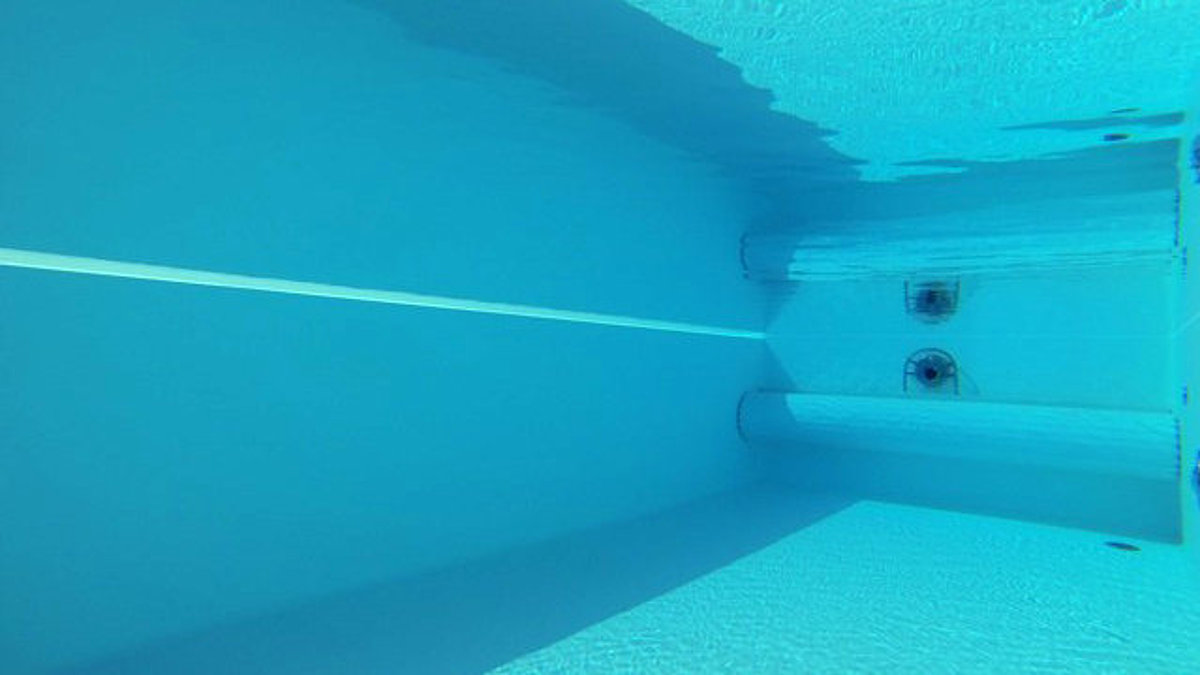 Onderwaterfoto van een zwembad met foliebekleding.