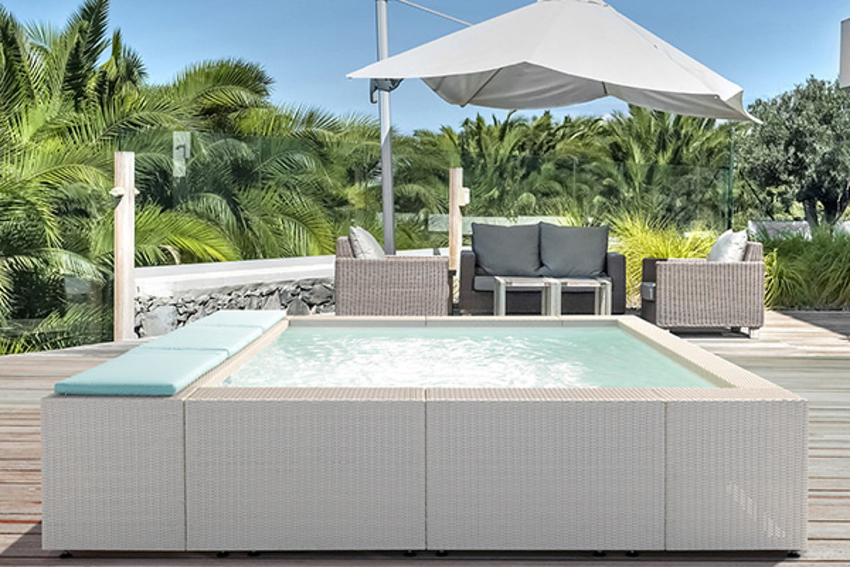 Das Modell „Playa“ von Laghetto auf einer Terrasse. Im Hintergrund: eine Sitzgruppe und ein Sonnenschirm.