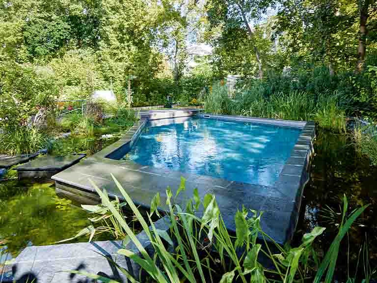 Ein kleiner Pool im Garten.