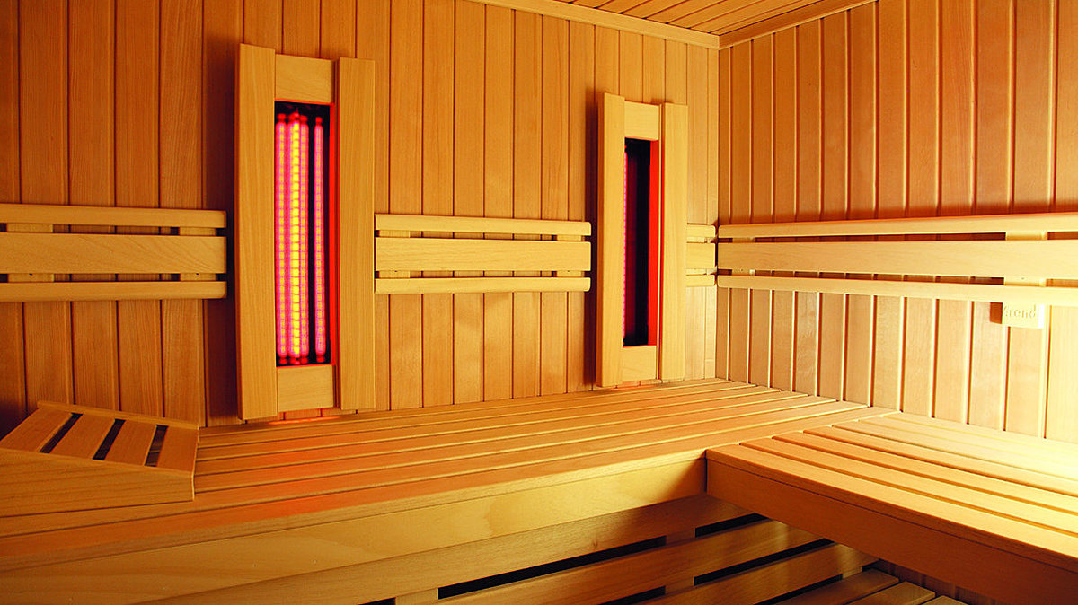 Der Innenraum einer Sauna, die mit Infrarotstrahlern ausgestattet ist.