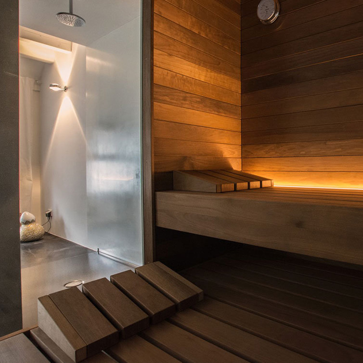 Een sauna met verlichting.