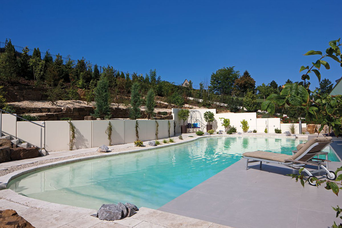 Eine Poolanlage im Freien.
