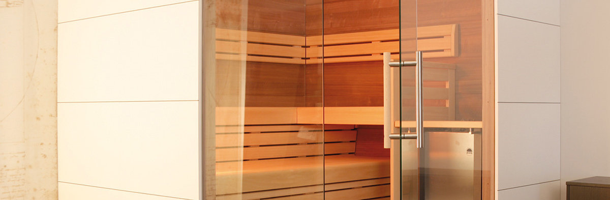 Eine Indoor-Sauna mit bodentiefen Glaselementen.