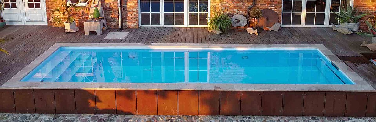 Ein in die Terrasse integrierter Polystone-Pool mit Slim-Skimmern. 