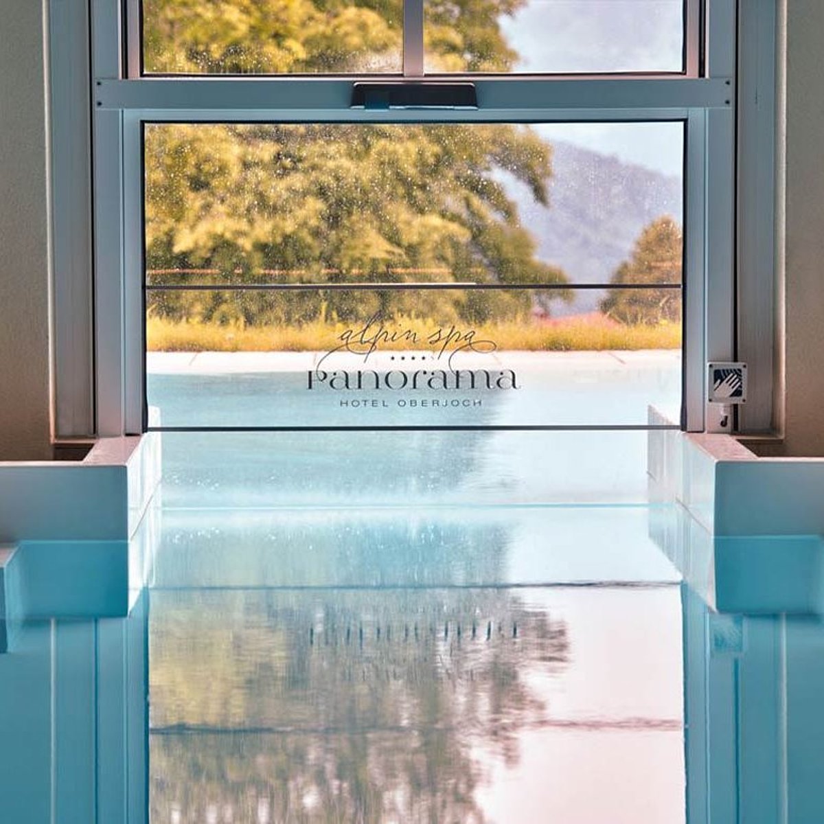Ein Pool mit einem elektrischen Hochschiebefenster als Schleuse.