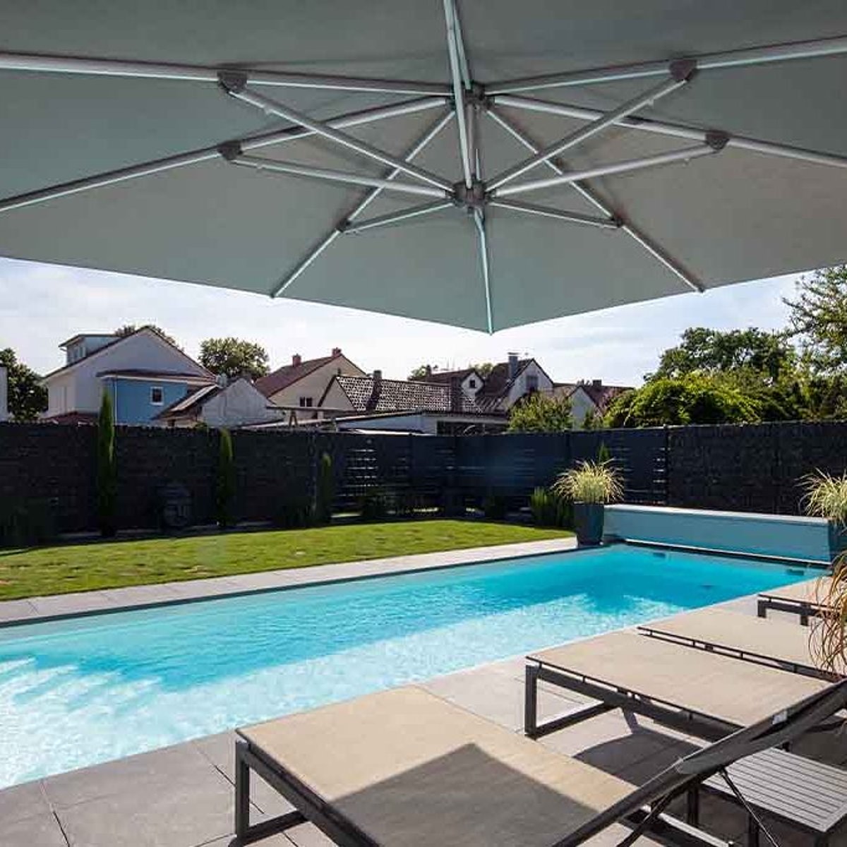 Ein Skimmerpool aus GFK im Außenbereich. 
