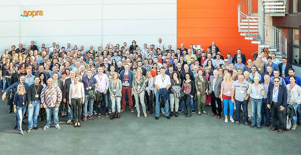[Translate to Nederlands:] Gruppenfoto zeigt die Mitarbeiter*innen einiger sopra Partner, versammelt vor dem Hauptsitz der sopra AG in Koblenz.