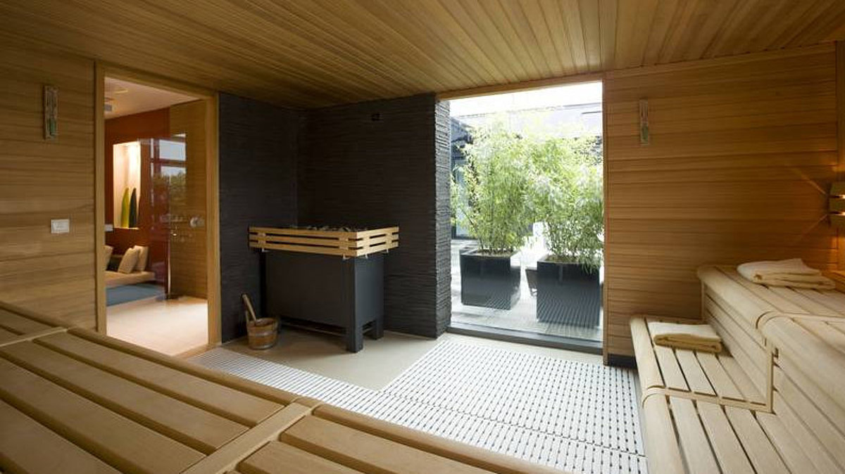 Interieur van een sauna met glazen raam van vloer tot plafond.