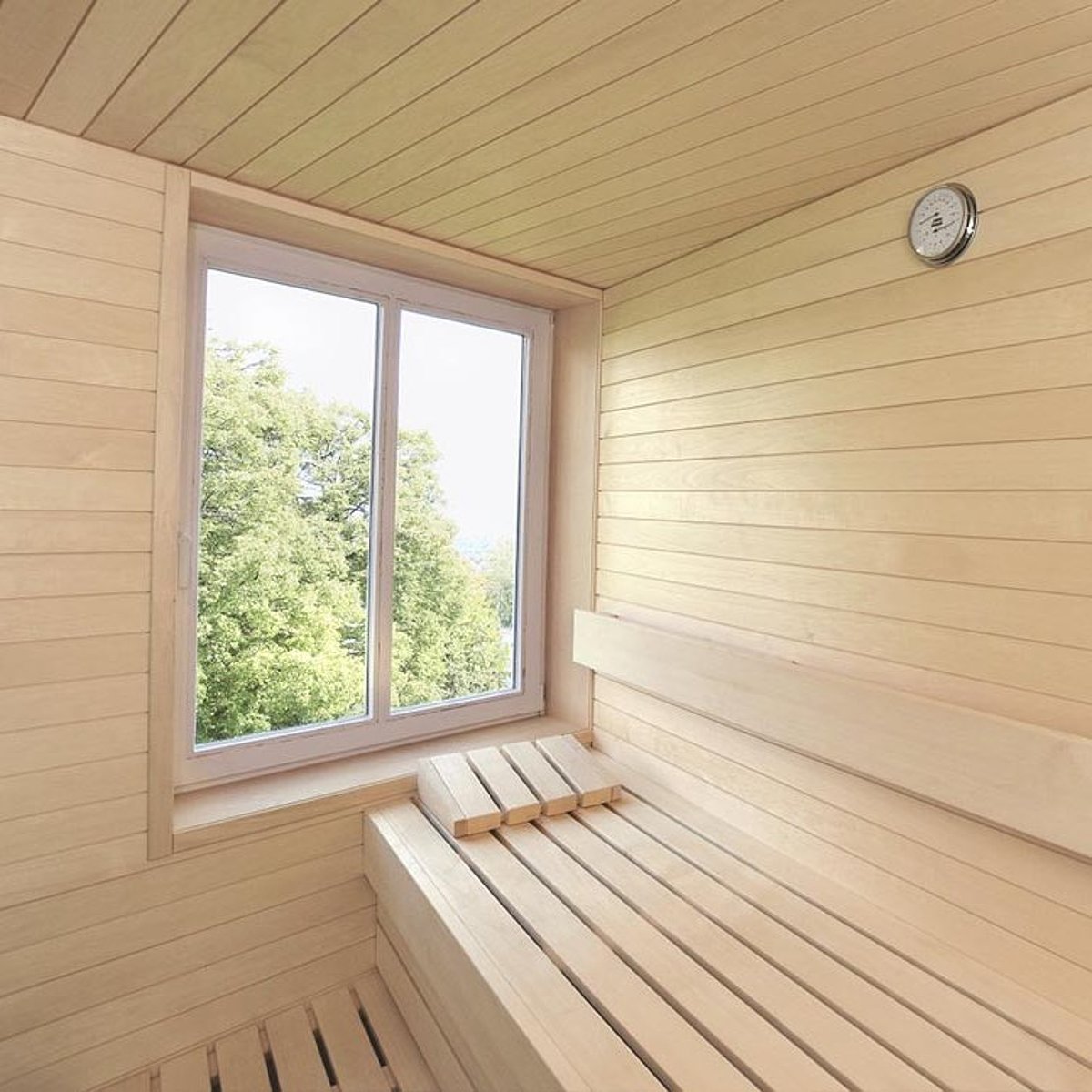 Sauna mit Fenster.