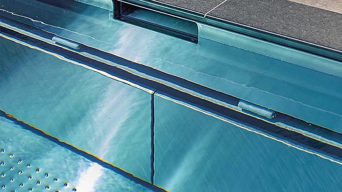 Ein im Pool verbauter Edelstahlskimmer. 
