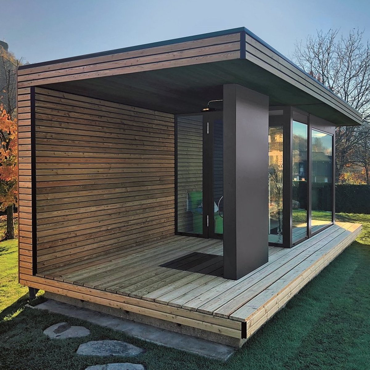 Een moderne sauna in de tuin.