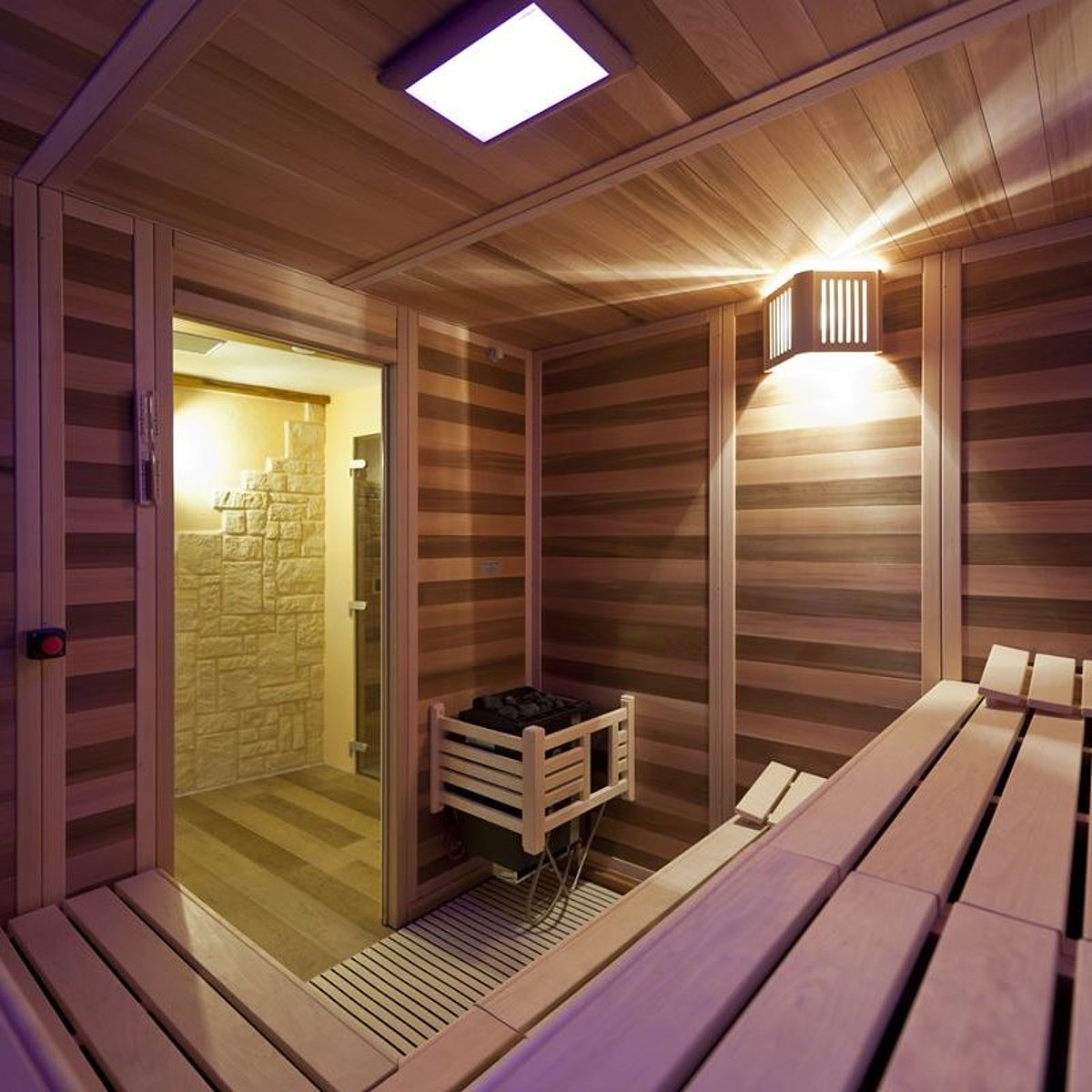 Eine Indoor-Sauna mit moderner Holzverkleidung.