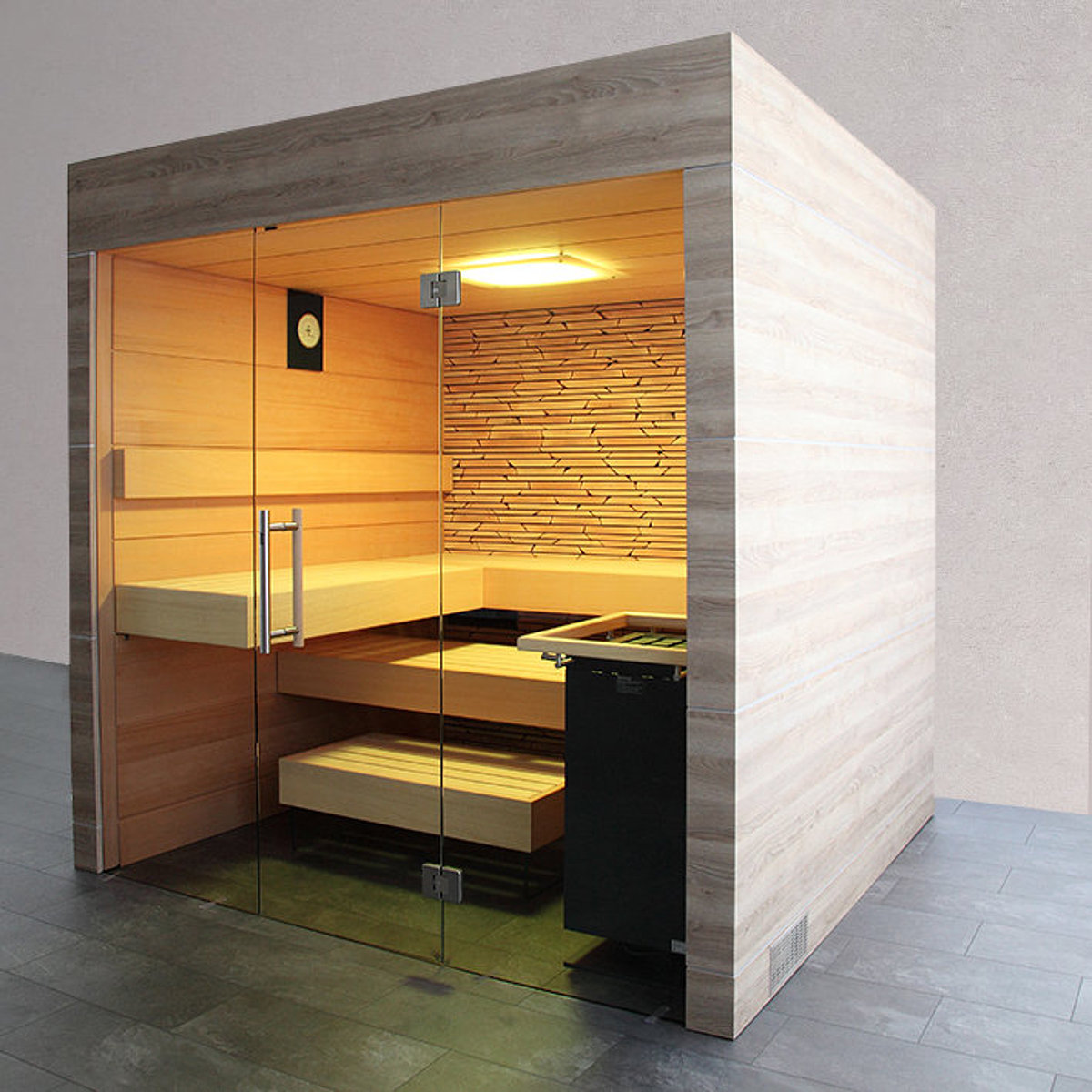 Eine Indoor-Sauna mit Dekorplatten und Beleuchtung.