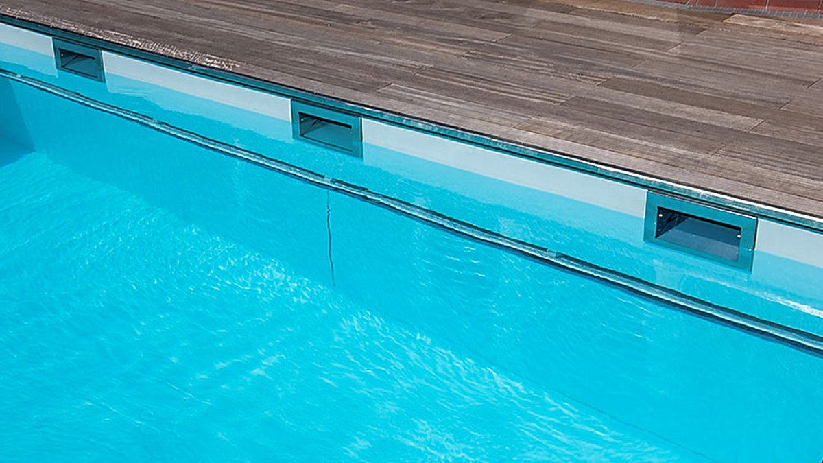 Drei Skimmer eines Pools. 