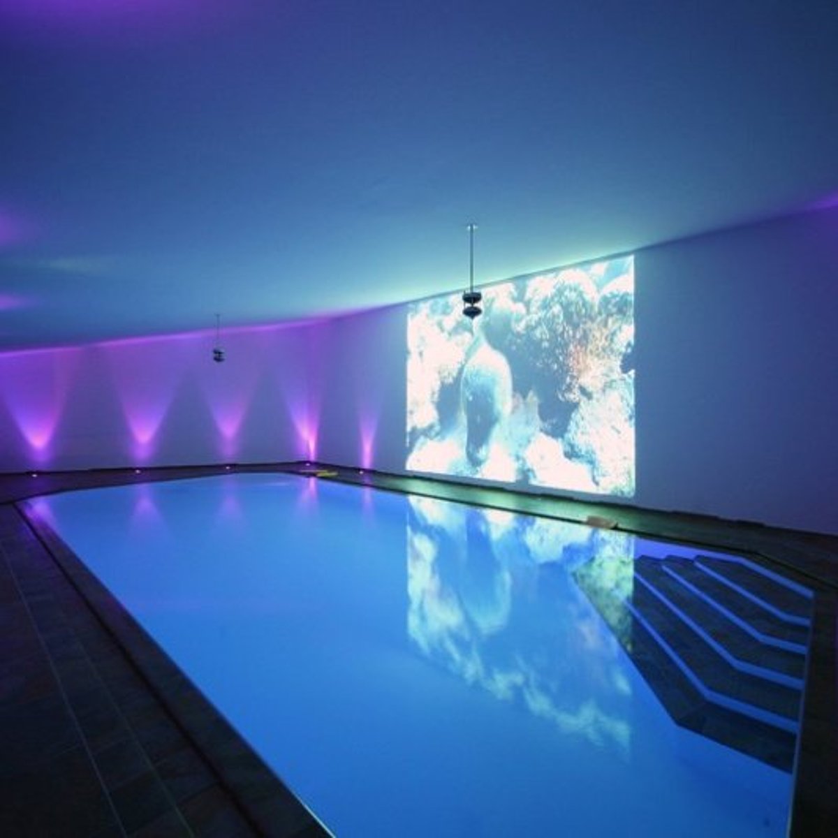  Een overdekt zwembad met verlichting.