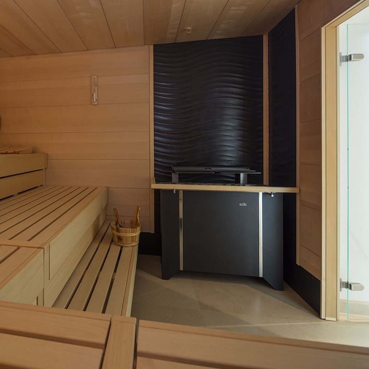 Interieur van een commerciële sauna met verlichting.