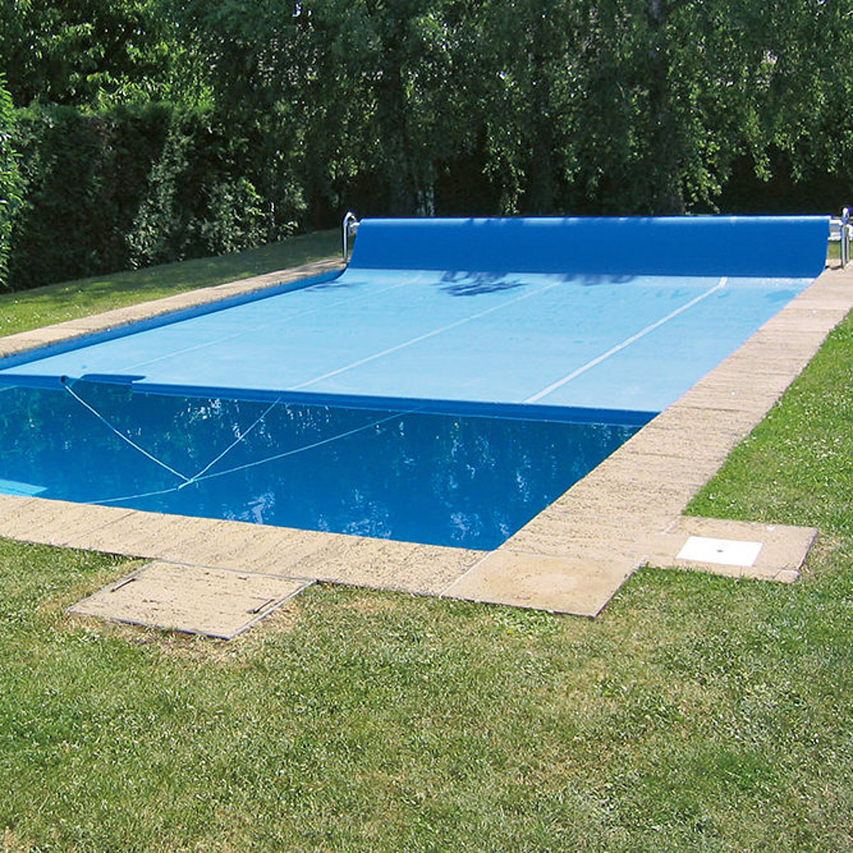Een zwembad met een speciaal aangepaste afdekking.