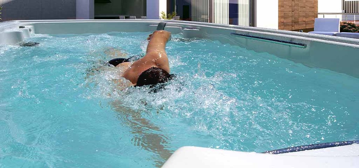  Ein Mann krault im Swim Spa.