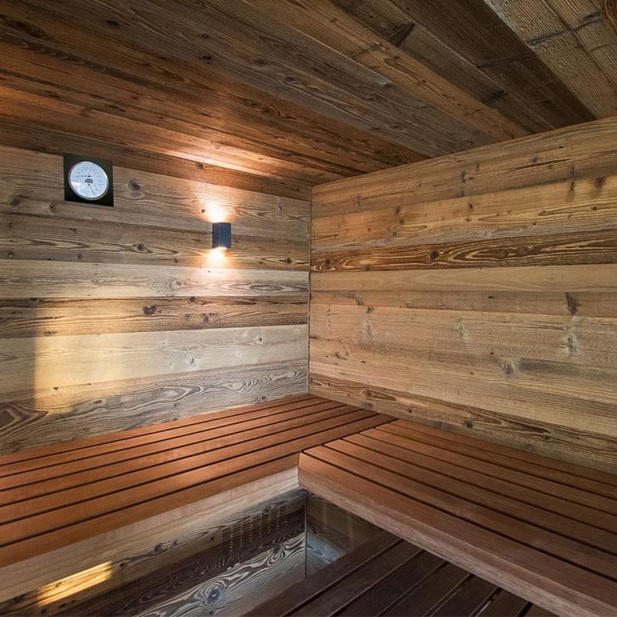 Innenraum einer Sauna.
