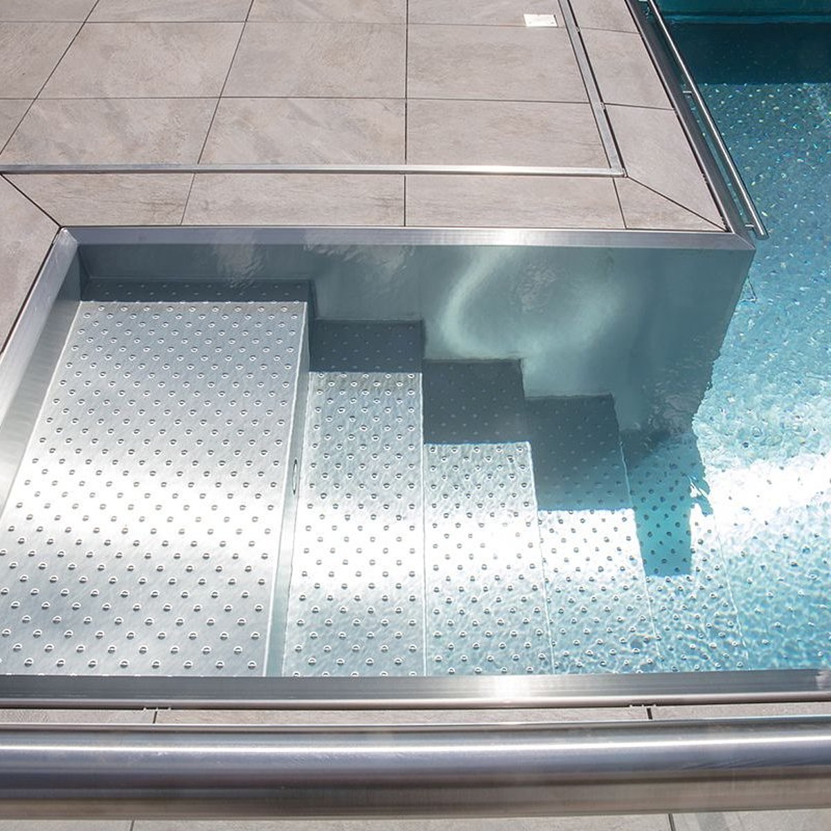 Treppeneingang aus Aluminium in den Pool.