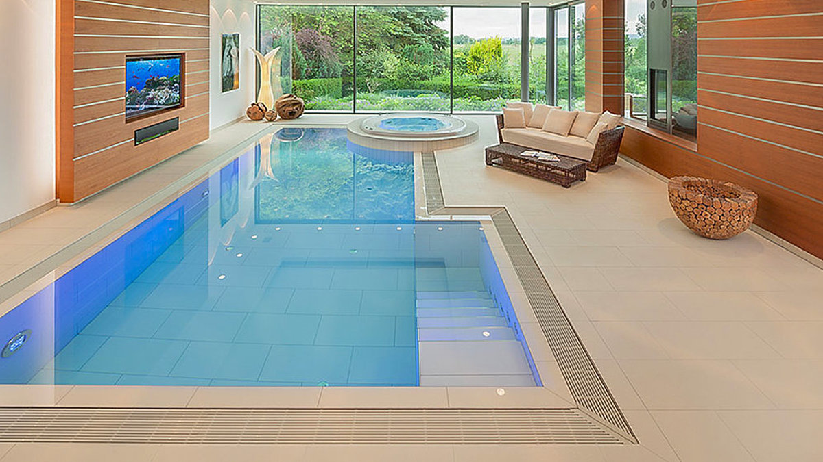 Ein Überlaufrinnenbecken mit angrenzendem Whirlpool. 