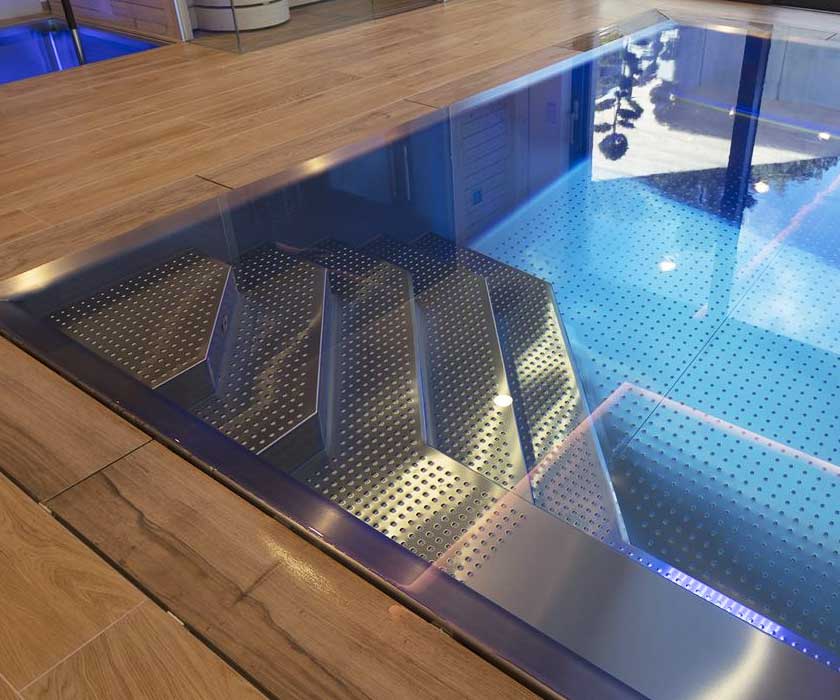 Die Treppenanlage eines Edelstahlschwimmbeckens.