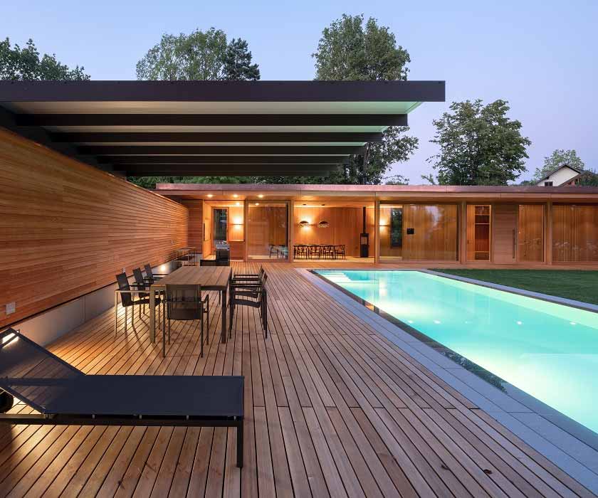PVC-Schwimmbecken in Terrasse integriert.