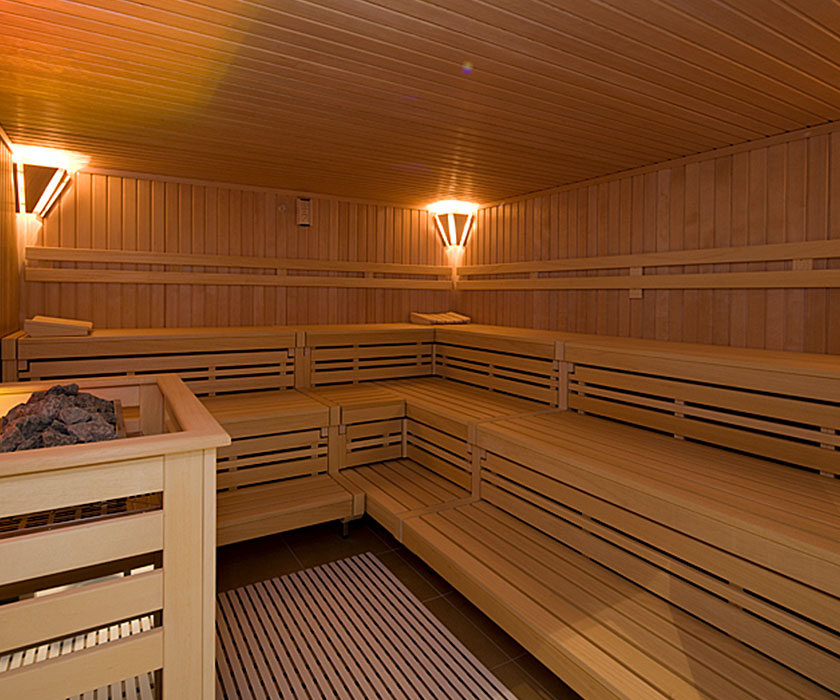 Eine große Sauna mit Beleuchtung.