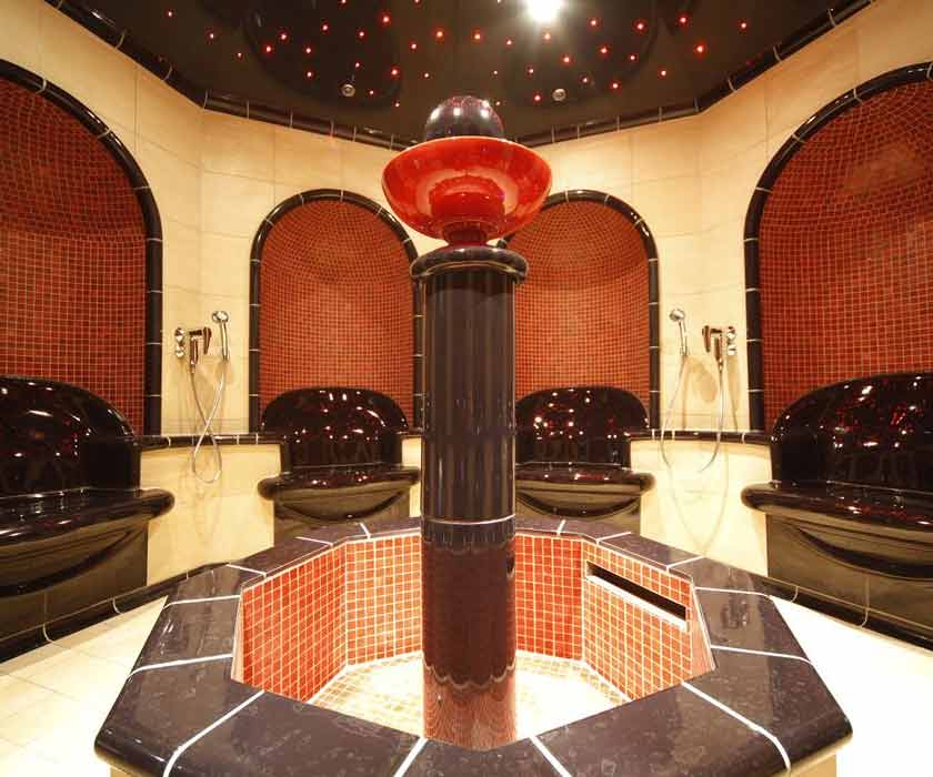 Ein individuell gestaltetes Dampfbad mit Marmorbänken und Mosaik.